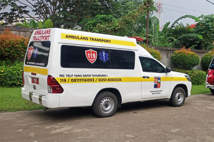 Ambulan milik Dinkes Kota Bogor, disiagakan untuk melakukan evakuasi puluhan siswa sekolah swasta di Kecamatan Tanah Sareal, yang mendadak sakit perut, Rabu (7/5/2025).