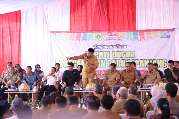 Bupati Bogor Rudy Susmanto&nbsp;melakukan musyawarah membahas jalan yang terdampak kegiatan tambang di Parungpanjang.