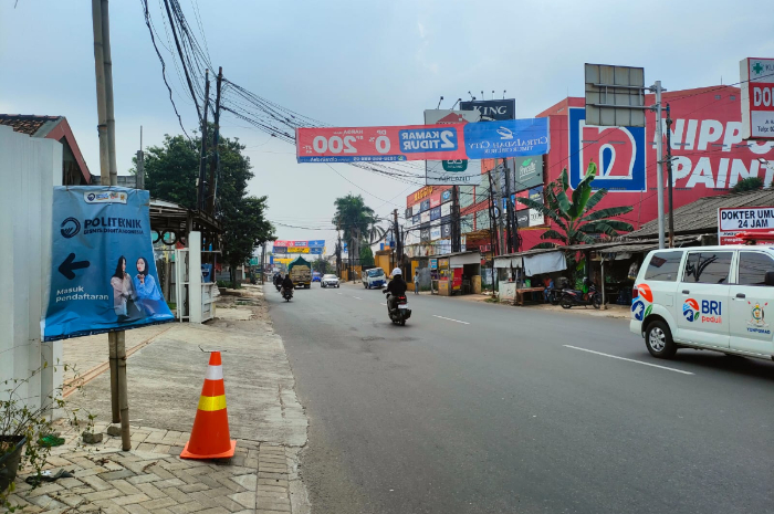 Spanduk melintang di Jalan Raya Transyogi Cileungsi Bogor