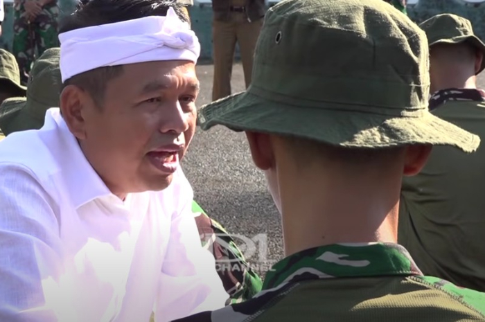 Gubernur Jawa Barat, Dedi Mulyadi berbincang dengan siswa yang bermasalah dengan obat terlarang.
