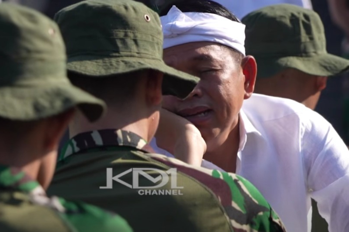Gubernur Jawa Barat, Dedi Mulyadi berdialog dengan pelajar yang jadi pendiri gengster.