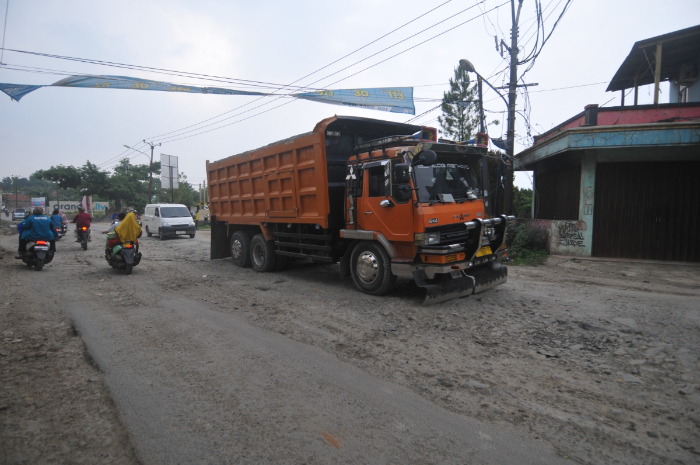 Kondisi jalan yang dilintasi truk tambang melintas di Kabupaten Bogor.