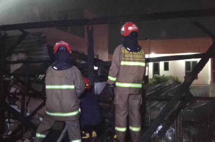 Petugas pemadam kebakaran memadamkan api yang membakar pemukiman padat di Kota Bogor.