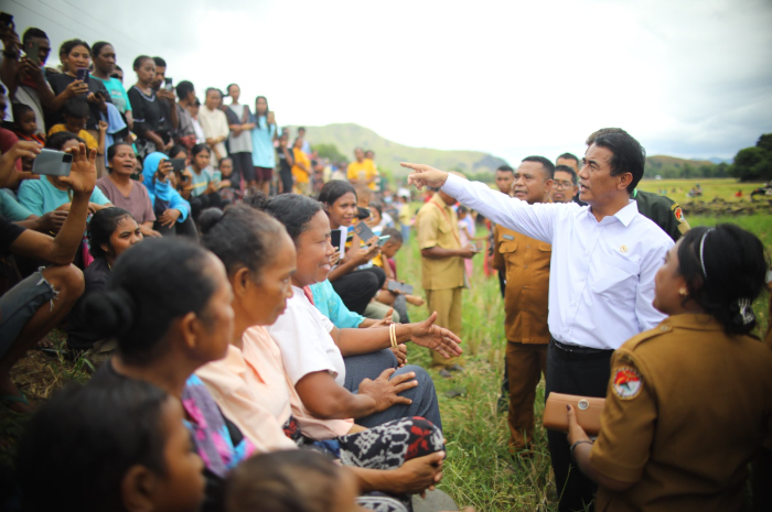 Menteri Pertanian Andi Amran Sulaiman mendampingi Wakil Presiden RI Gibran Rakabuming dalam kunjungan di Desa Kolisia, Kecamatan Magepanda, Kabupaten Sikka, Nusa Tenggara Timur.