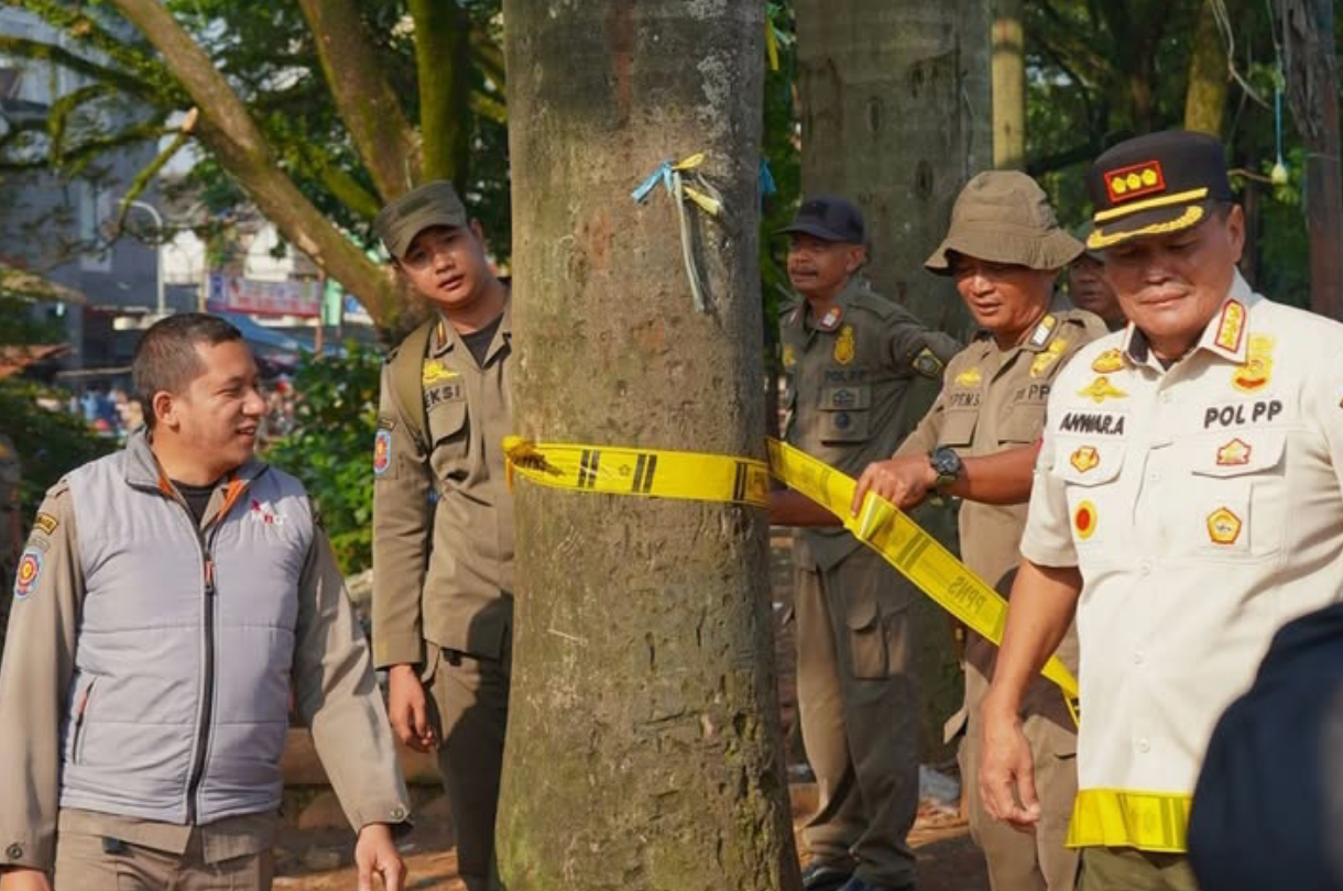 Satpol PP Kabupaten Bogor saat melakukan penertiban.