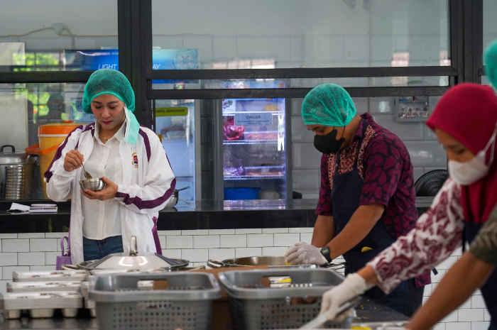 Sidak anggota DPRD Kota Bogor ke dapur makan bergizi gratis di sekolah Bosowa Bina Insani