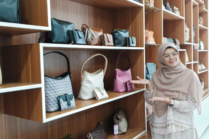 Sejumlah tas-tas milik brand Hody yang tersusun rapi di rak display.