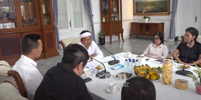 Gubernur Jawa Barat Dedi Mulyadi saat bertemu dengan manajemen Taman Safari dan mantan pekerja OCI