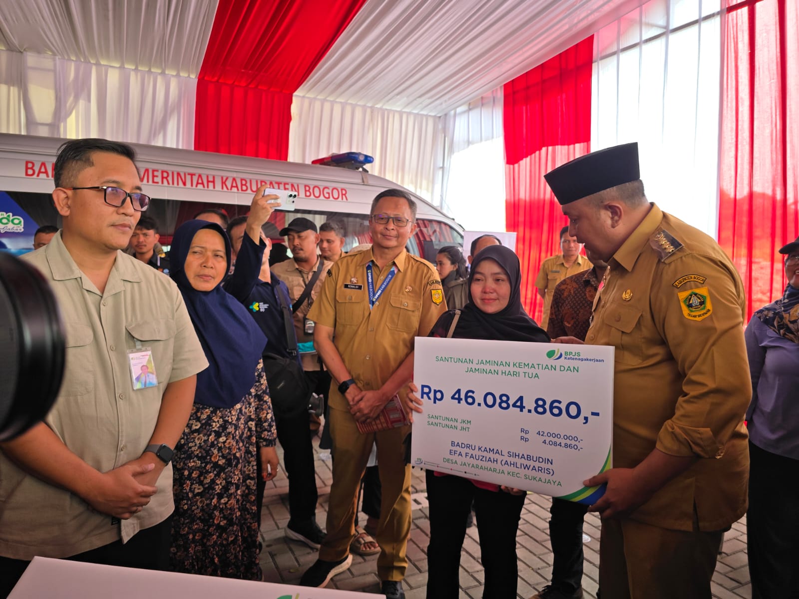 Kepala BPJS Ketenagakerjaan Bogor Cileungsi, Andi Widya Leksana mendampingi Bupati Bogor menyerahkan santunan secara simbolis, Kamis (8/5/2025).
