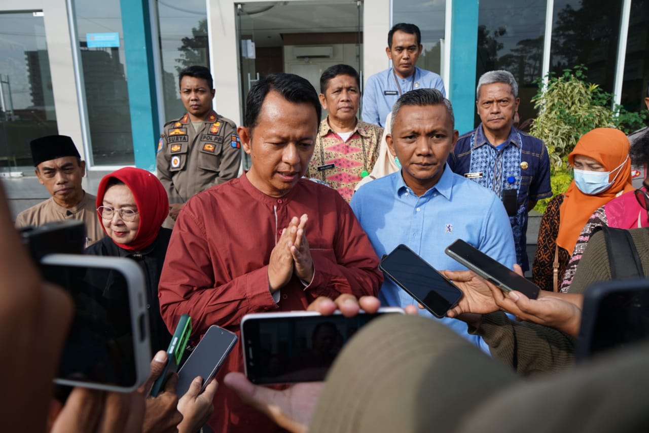 Penanggung Jawab SPPG Yayasan Bosowa Bina Insani, Eko Arianto saat memberikan keterangan pers tekait kasus keracunan massal siswanya usai mengonsumsi MBG.