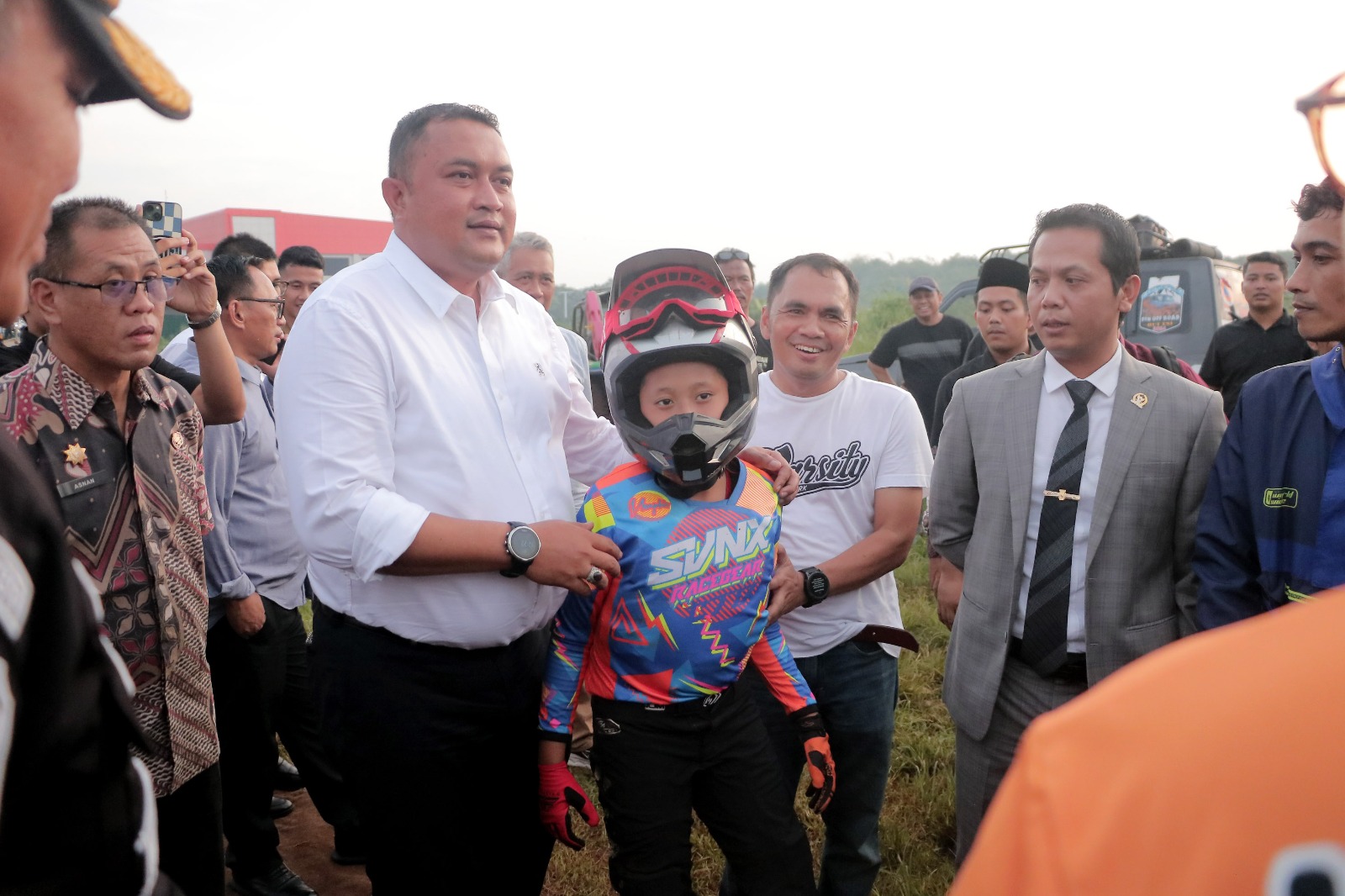 Bupati Bogor, Rudy Susmanto saat meninjau arena sirkuit di area Stadion Pakansari, Kecamatan Cibinong, Kabupaten Bogor pada Jumat (09/05/2025).