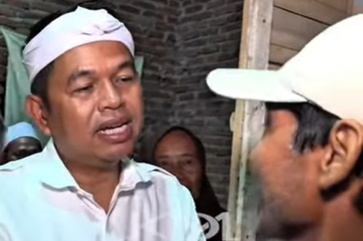 Gubernur Jawa Barat Dedi Mulyadi&nbsp;berbincang dengan seorang pria yang telah memiliki 7 anak dan ingin menjalani KB.