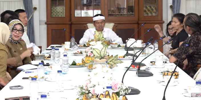 Gubernur Jawa Barat Dedi Mulyadi bersama manajemen Taman Safari dan mantan pekerja OCI