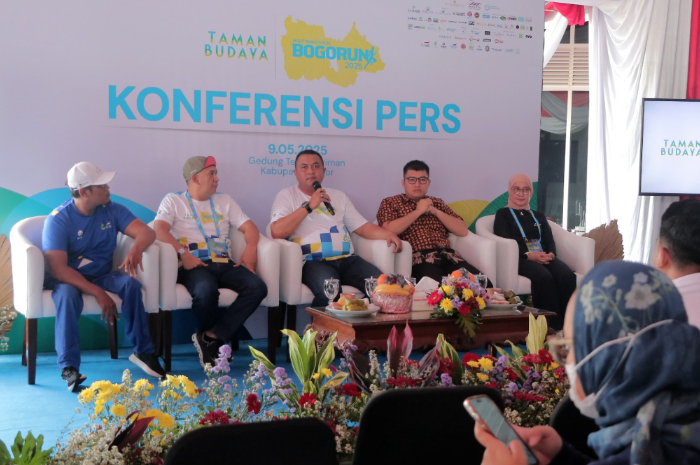 Ketua Kormi, Rieke Iskandar (kedua dari kiri), Bupati Bogor, Rudy Susmanto, Ketua DPRD, Sastra Winara pada Temu Media jelang helaran Taman Budaya BogorRun, Jumat (9/5/2025).