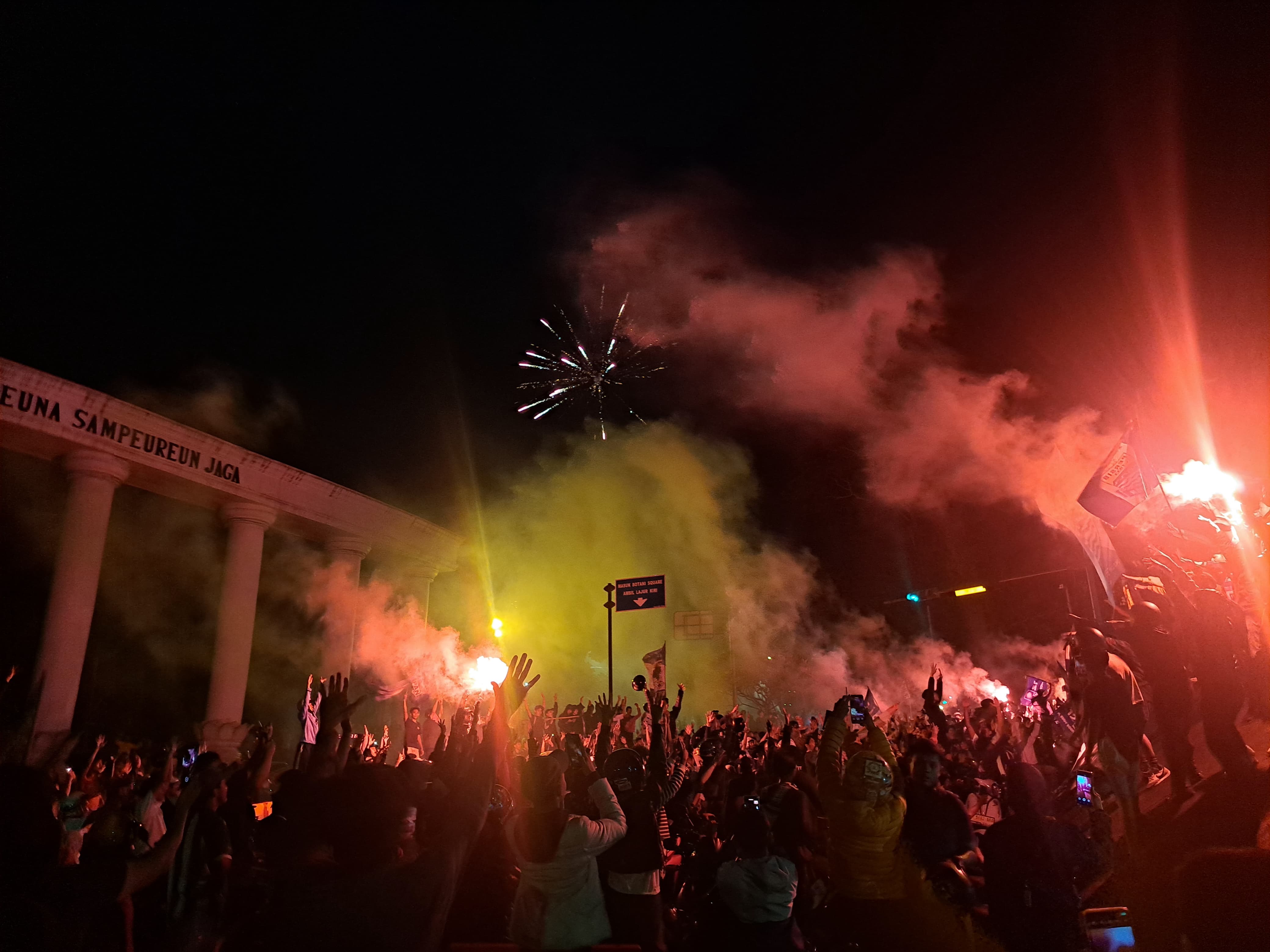 Ribuan pendukung Persib Bandung di Kota Bogor, ikut merayakan tim kesayangannya yang menjadi juara Liga 1 musim ini, Jumat (9/5/2025) malam.