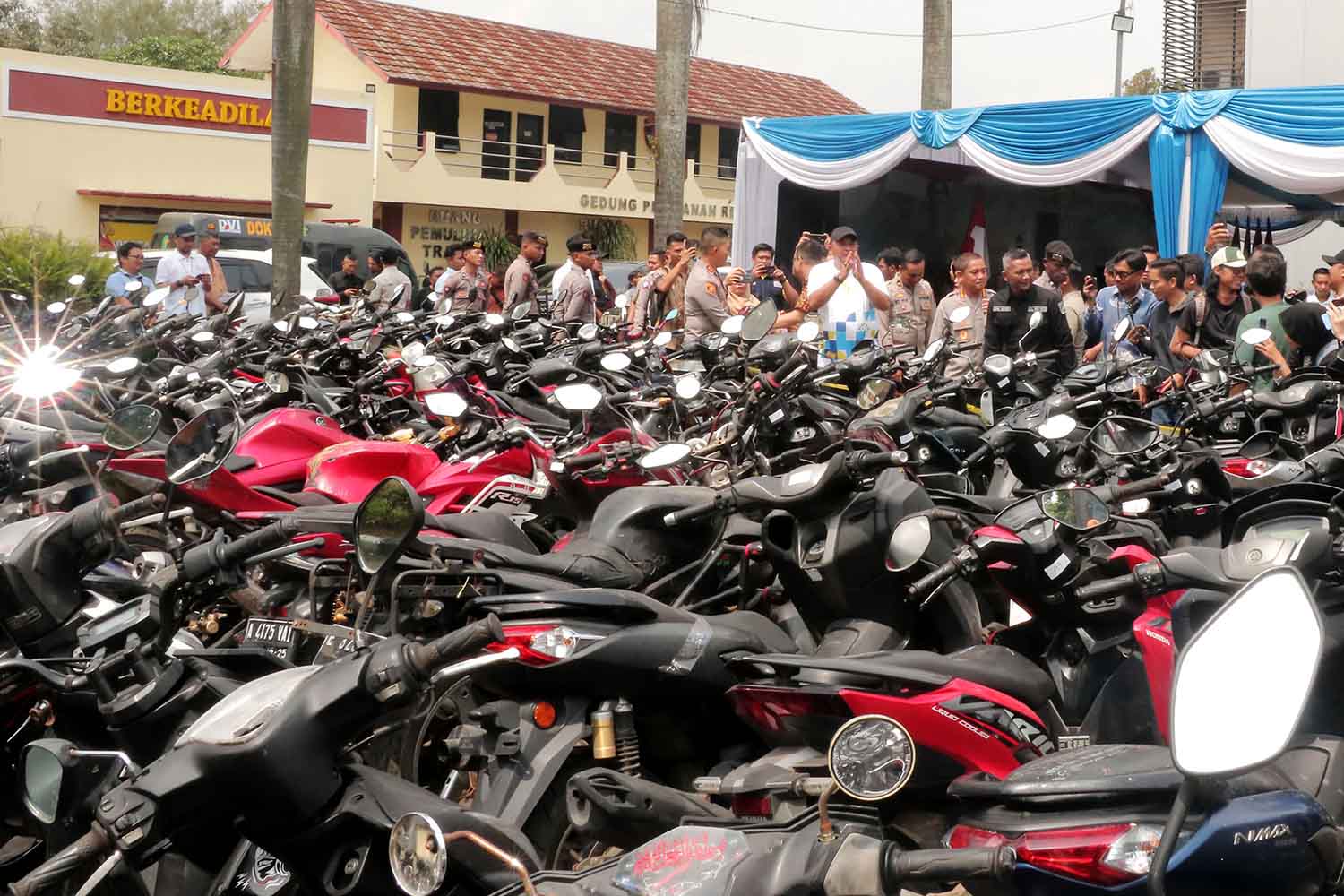 Polres dan Polresta Bogor Kota, mengamankan ratusan motor hasil sitaan preman berkedok matel kepada masyarakat di jalan raya.