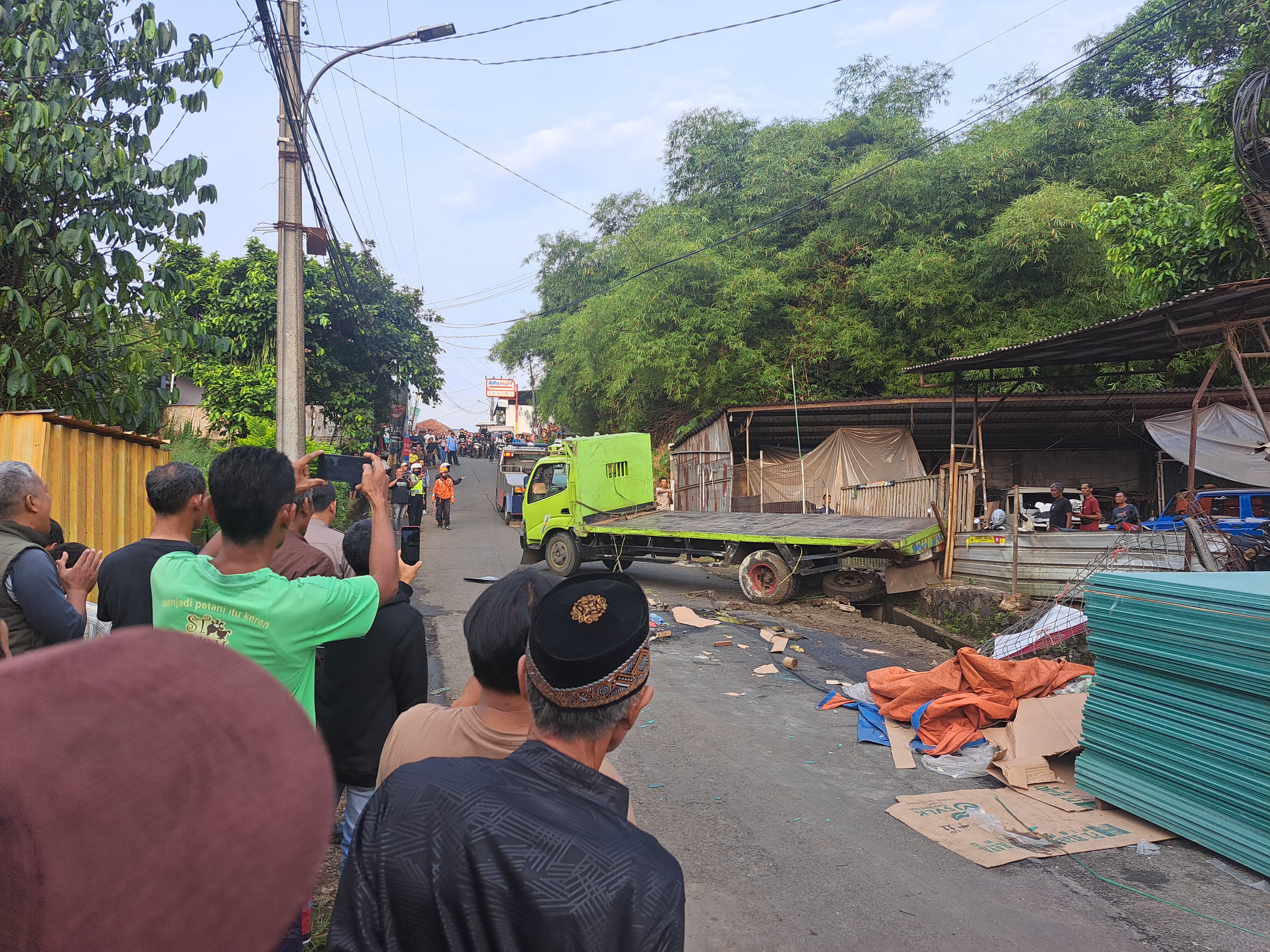 Truk mengalami kecelakaan di Jalan Pabuaran, Kelurahan Pamoyanan, Kecamatan Bogor Selatan, Kota Bogor, Jumat (9/5/2025).