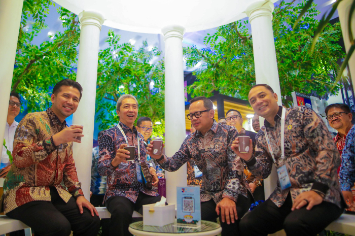 Wakil Gubernur Jatim, Emil Dardak, Wali Kota Bogor, Dedie Rachim, Wamendagri Bima Arya, dan Wali Kota Surabaya Eri Cahyadi menikmati Kopi Liong yang disajikan pada Munas ke-VII APEKSI.