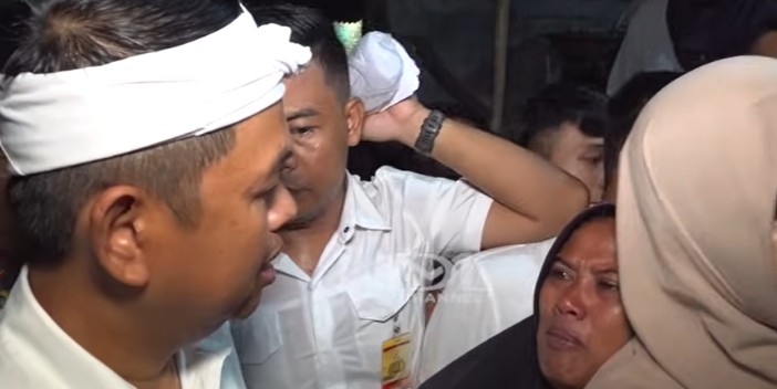Gubernur Jawa Barat Dedi Mulyadi mendengarkan curhatan seorang ibu tentang anaknya