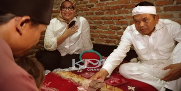 Gubernur Jawa Barat Dedi Mulyadi memberikan bantuan uang Rp20 juta kepada kukli galon untuk memperbaiki rumahnya