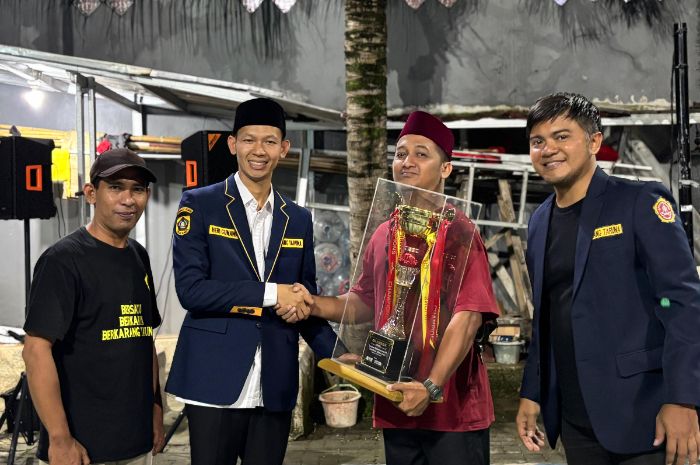 Ketua Karang Taruna Kabupaten Bogor, Heri Gunawan mengerahkan piala Turnamen Silaturahmi ke 7 Bukutangkis di Cilebut.