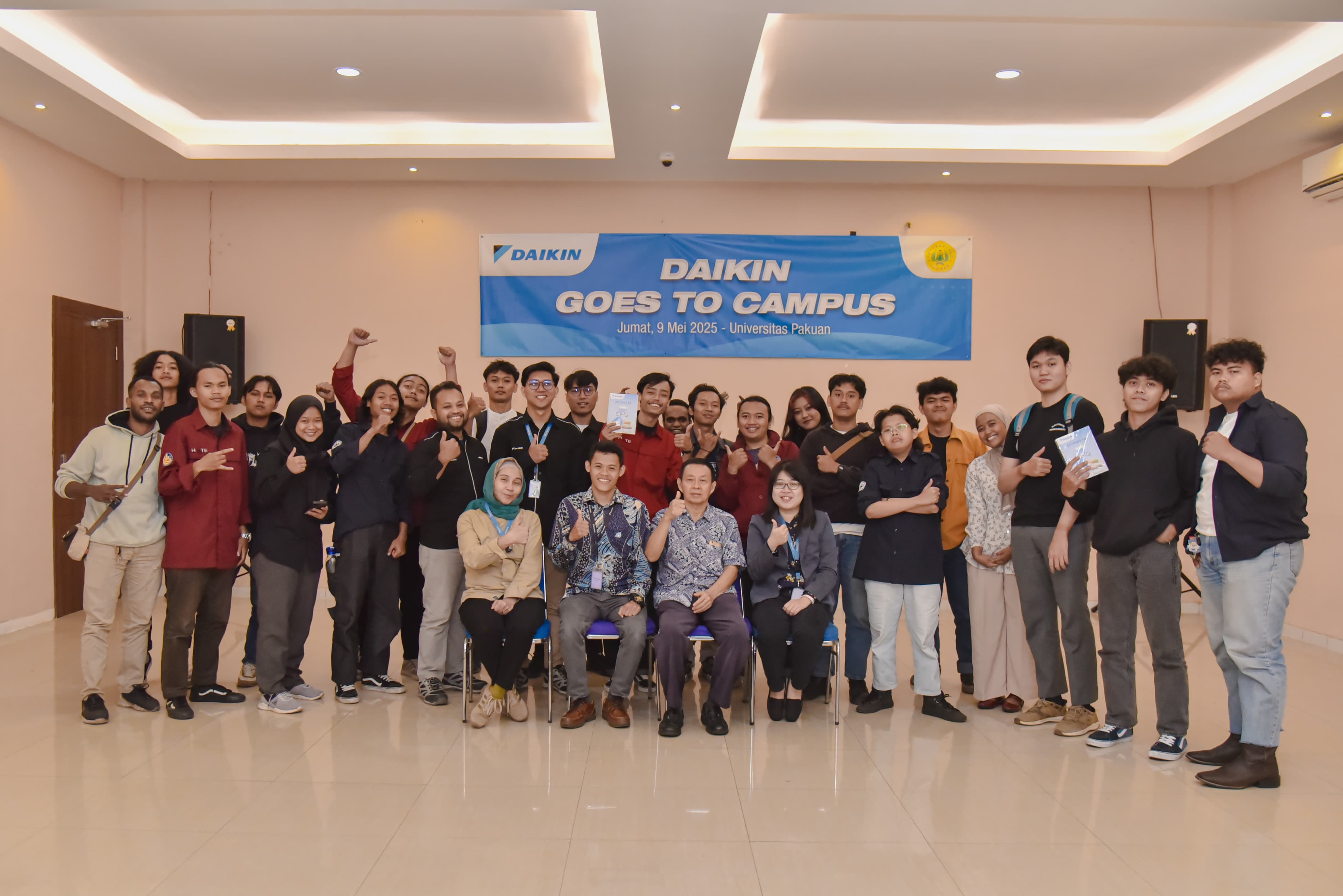 Perwakilan PT Daikin foto bersama usai memberikan perkuliahan khusus bagi mahasiswa Universitas Pakuan Bogor, Jumat (9/5/2025).