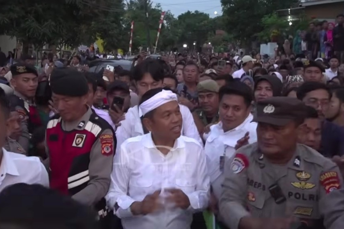 BERDESAKAN: Gubernur Jawa Barat, Dedi Mulyadi di jalan Desa Cipinang, Kecamatan Beber, Kabupaten Cirebon.