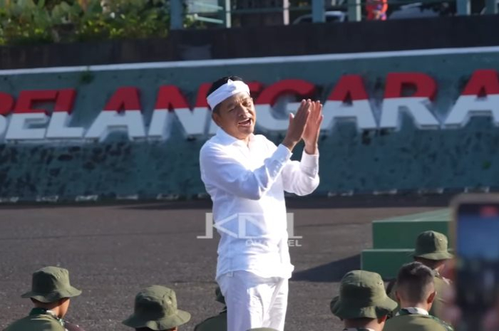 Gubernur Jawa Barat Dedi Mulyadi saat mendatangi barak militer