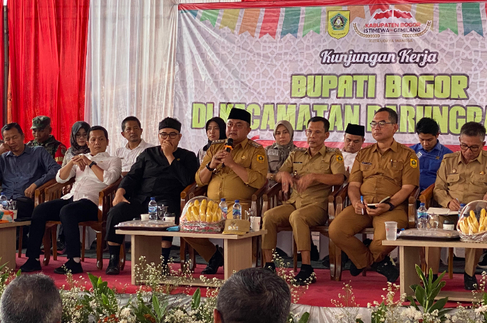 Bupati Bogor, Rudy Susmanto saat melakukan kunjungan kerja ke Parungpanjang. Ia berjanji akan membangun jalur khusus tambang.
