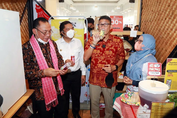 Pengusaha minuman segar Ilma Inaroh Azizah dari Serang, Provinsi Banten, adalah salah satu pelaku usaha yang mendapatkan manfaat dari LinkUMKM.