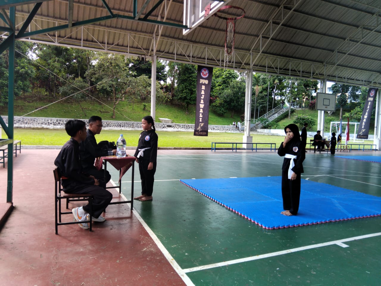Peserta Ujian Kenaikan Tingkat (UKT) Perguruan Silat Rajawali di Lapangan Semi Indoor Sekolah Kesatuan, Kota Bogor, Sabtu (10/5/2025).