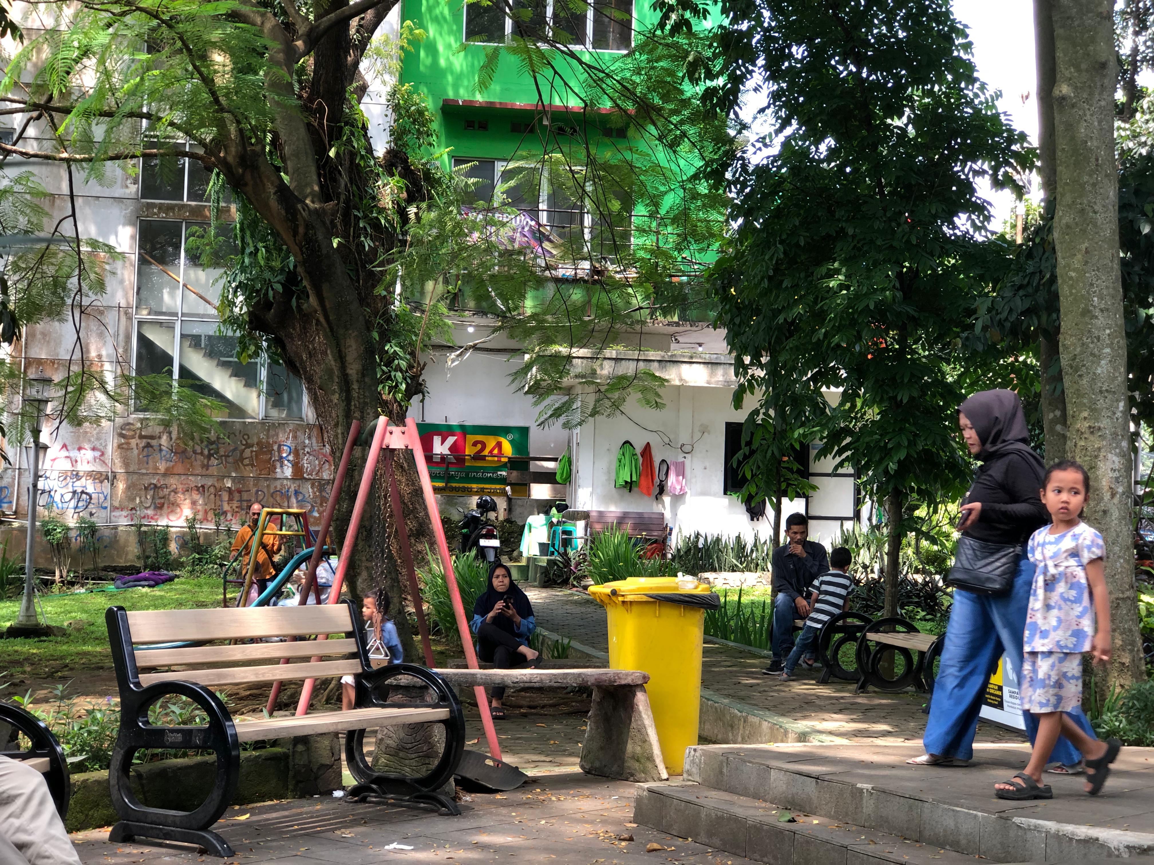 Sejumlah warga Kota Bogor, menghabiskan waktu liburnya dengan rekreasi di Taman Peranginan.