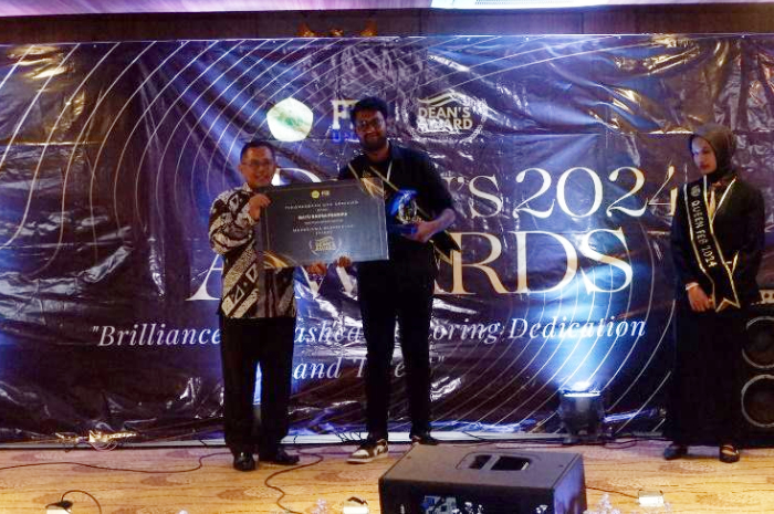 Bayu Raksa Pradipa dinobatkan sebagai King FEB pada&nbsp;gelaran Dean&rsquo;s Award 2024