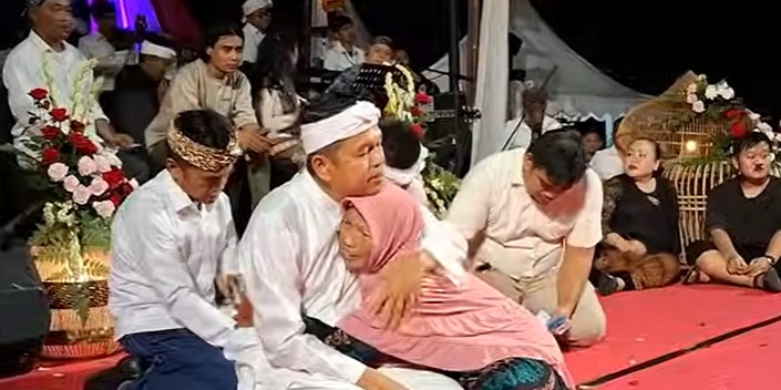 Gubernur Jawa Barat Dedi Mulyadi memeluk Bu RT di Cirebon karena terharu dengan pegabdiannya