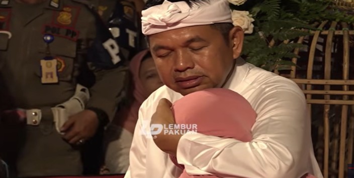 Gubernur Jawa Barat Dedi Mulyadi memeluk Bu RT yang berhasil sekolahkan lima anak hingga tamat SMA