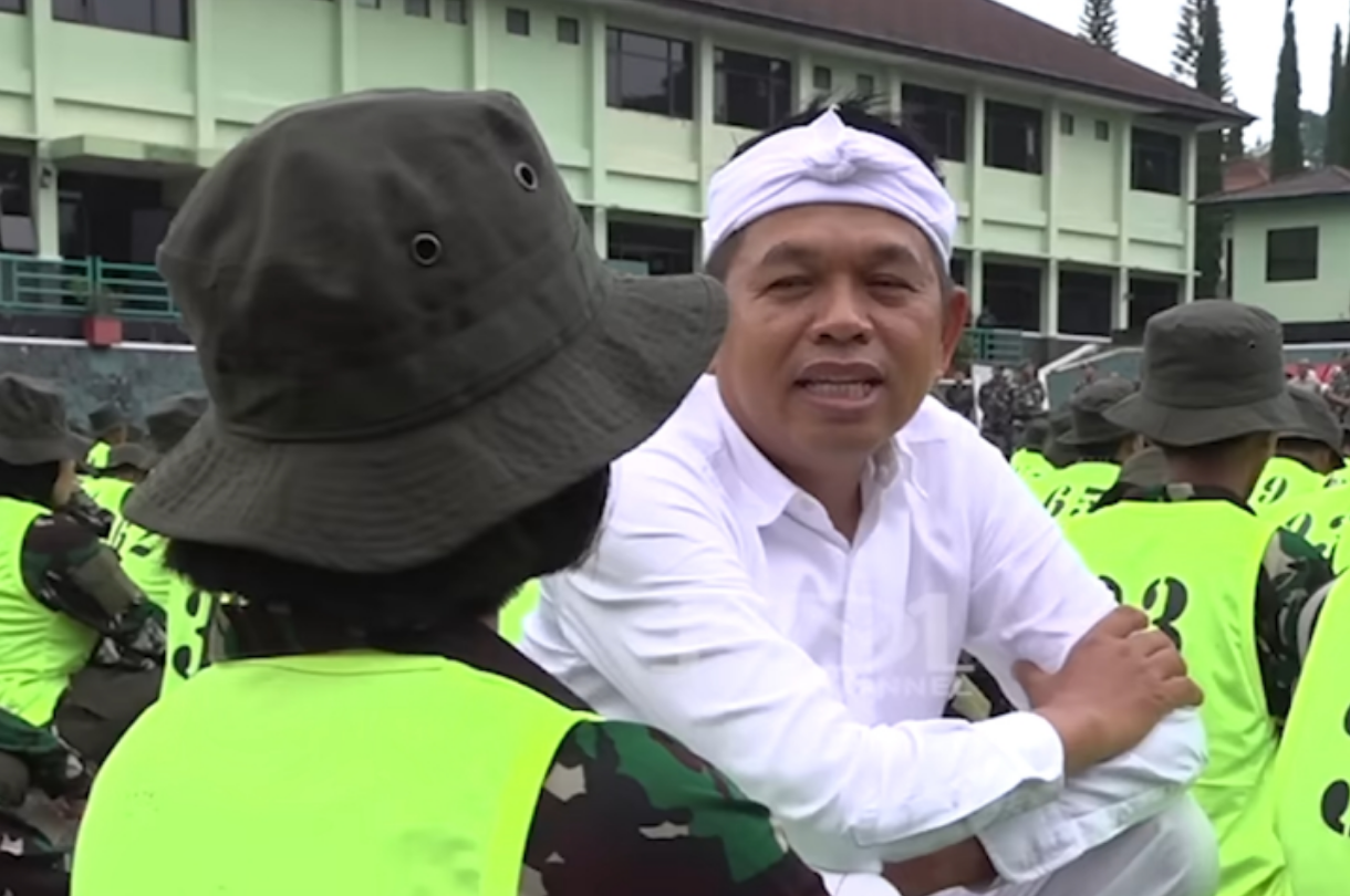Gubernur Jawa Barat Dedi Mulyadi saat berbincang dengan siswi SMA yang menjalani pendidikan di barak militer.