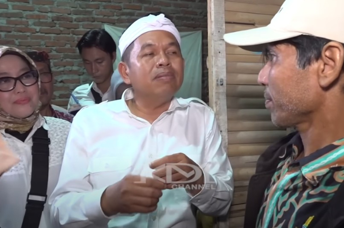 Seorang bapak anak tujuh berdialog dengan Gubernur Jawa Barat, Dedi Mulyadi di Kabupaten Cirebon.