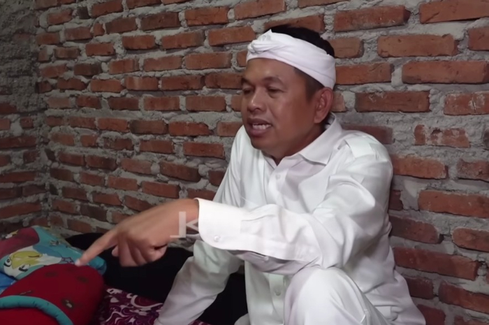 Gubernur Jawa Barat, Dedi Mulyadi menegur orang tua yang anaknya bermain HP di Desa Cipinang, Kecamatan Beber, Kabupaten Cirebon.