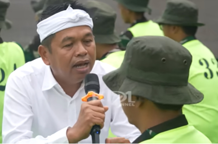 Gubernur Jawa Barat Dedi Mulyadi berbincang dengan salah satu pelajar di Dodik Bela Negara Rindam III Siliwangi.