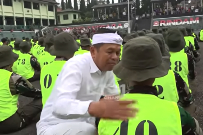 Gubernur Jawa Barat Dedi Mulyadi saat berbincang dengan siswa asal Kabupaten Bogor yang dididik di barak militer.
