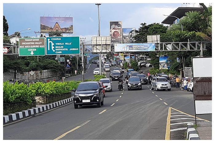 Arus lalu lintas di Jalan Raya Puncak, Kabupaten Bogor, saat libur panjang Waisak cukup padat pada Minggu (11/5/2025).