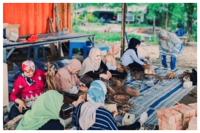 PT Bumi Kreasi Jatiluhur, yang dengan kepemimpinan transformatifnya berhasil mengubah tantangan lingkungan menjadi peluang ekonomi dan sosial.