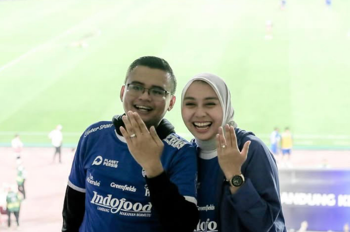 Putra Gubernur Jawa Barat Dedi Mulyadi Maula Akbar usai melamar Putri Karlina.
