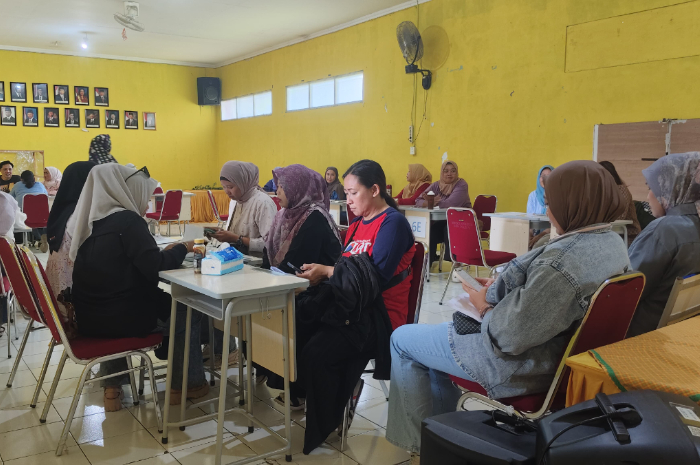 Proses pengembalian uang dari panitia ke pihak orang tua SDN Polisi 1 Kota Bogor.