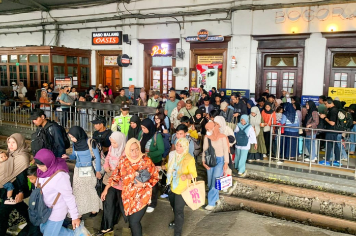 Kondisi antrean penumpang KA Lokal di Stasiun Bogor.