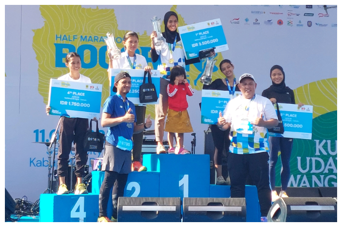National Sales Manager Solusi Bangun Beton, Amron Rodiyan (depan kanan), memberikan penghargaan kepada pemenang lomba lari kategori 5K dalam ajang TAMAN BUDAYA&nbsp;BOGOR&nbsp;RUN&nbsp;2025.