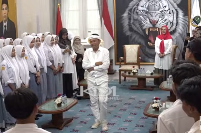 Para pelajar&nbsp;dan guru SMK Al Amin saat bertemu&nbsp;Gubernur Jawa Barat Dedi Mulyadi di Bale Pakuan.