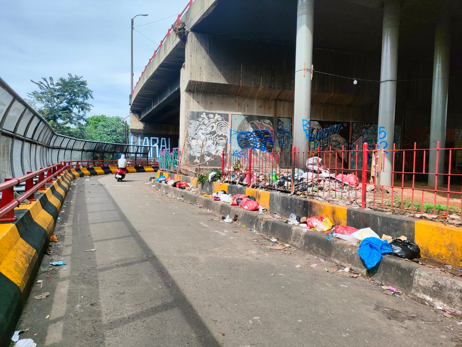 Kondisi Flyover Cibinong, yang berada di Jalan Raya Bogor-Jakarta, Kecamatan Cibinong, Kabupaten Bogor, kumuh karena dipenuhi sampah.