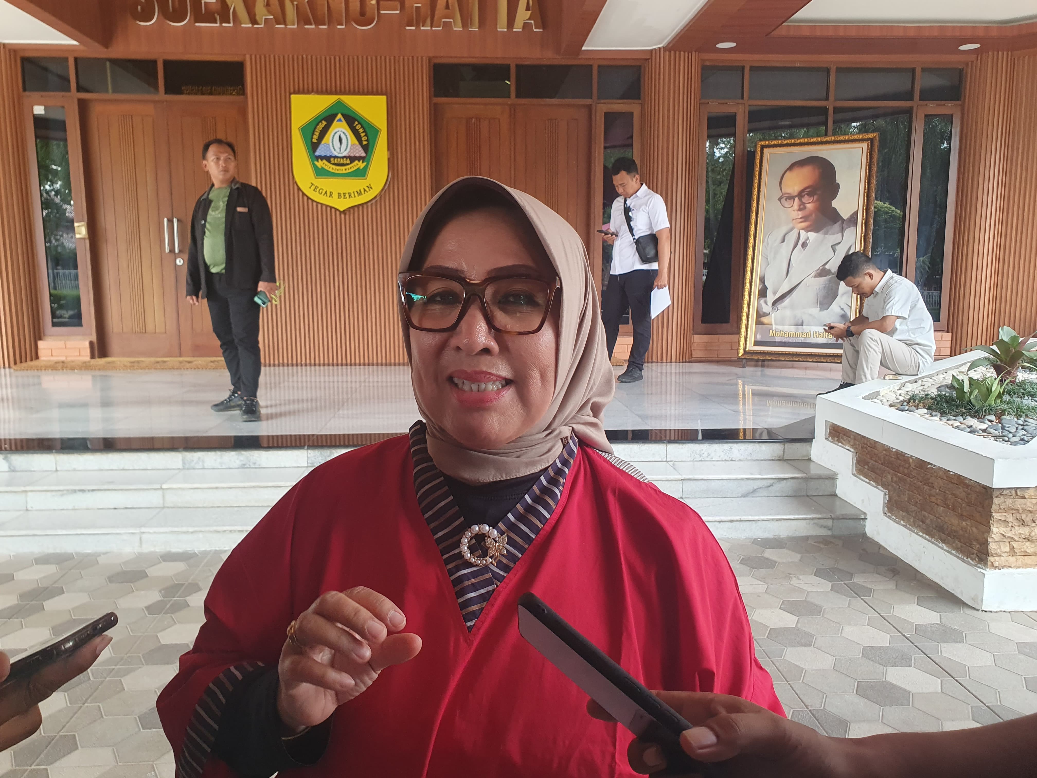 Plt Kadinkes Kabupaten Bogor, Fusia Meidiawaty saat dimintai keterangan di Pendopo Bupati Bogor, Cibinong, Kabupaten Bogor.