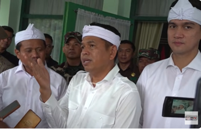 Gubernur Jawa Barat Dedi Mulyadi didampingi Bupati Sumedang Dony Ahmad Munir (kiri) dan Wakil Bupati Sumedang M. Fajar Aldila (kanan) saat memberi keterangan kepada wartawan.